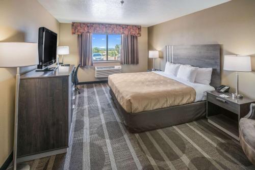 a hotel room with a bed and a television at Quality Inn Kanab National Park Area in Kanab