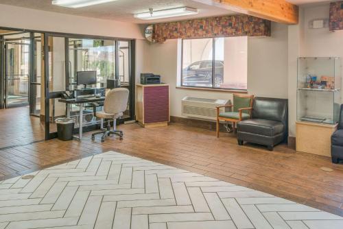 an office with chairs and a desk with a computer at Quality Inn Kanab National Park Area in Kanab
