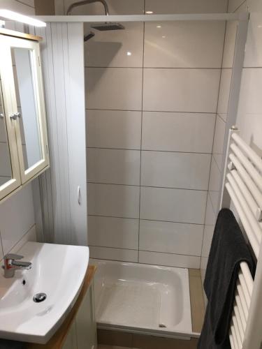 a bathroom with a sink and a bath tub at Ferienwohnung Radauer in Mondsee