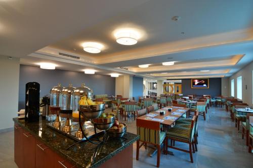 En restaurant eller et andet spisested på Holiday Inn Express Cabo San Lucas, an IHG Hotel