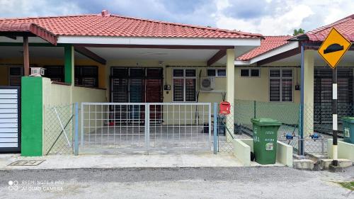 ガンバンにあるNeesa Homestay Bukit Gambang-Muslimの門前の家