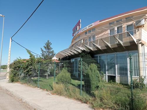 un edificio con una valla delante en Hostal Brin, en Monreal del Campo