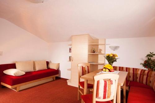 sala de estar con sofá y mesa en Franzele Appartements & Breakfast, en Sölden