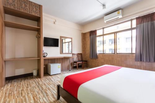 a hotel room with a bed and a desk at OYO 1118 KL boutique Hotel in Krabi