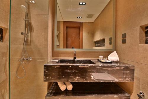 een badkamer met een wastafel en een douche bij Guests Inn in Riyad