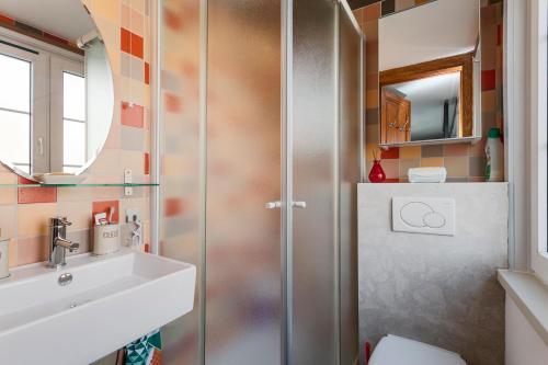 bagno con doccia e lavandino di Appartement Studio Wenduine a De Haan