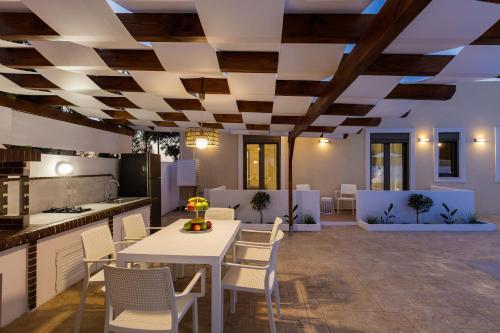 Η κουζίνα ή μικρή κουζίνα στο Aerin Villa, a Sublime Sanctuary, By ThinkVilla