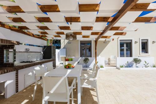 Η κουζίνα ή μικρή κουζίνα στο Aerin Villa, a Sublime Sanctuary, By ThinkVilla