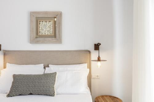 Ένα ή περισσότερα κρεβάτια σε δωμάτιο στο Aerin Villa, a Sublime Sanctuary, By ThinkVilla
