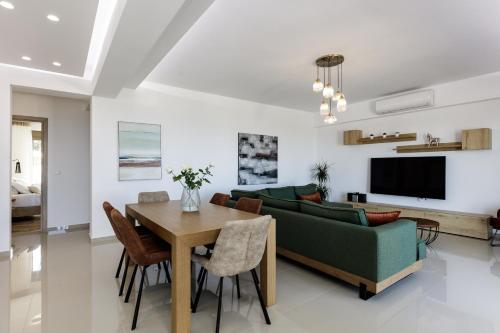 Χώρος καθιστικού στο Aerin Villa, a Sublime Sanctuary, By ThinkVilla