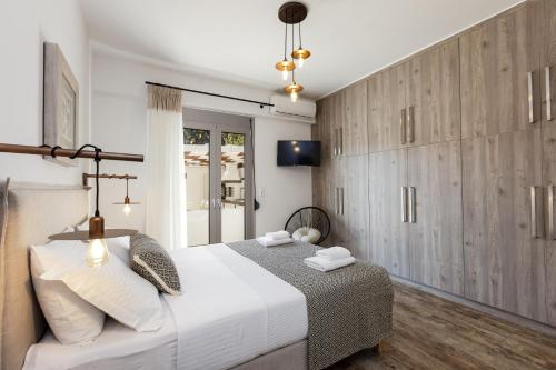 Ένα ή περισσότερα κρεβάτια σε δωμάτιο στο Aerin Villa, a Sublime Sanctuary, By ThinkVilla