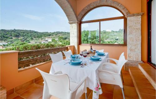Un restaurante o sitio para comer en Bonita casa en Estepona con 6 habitaciones, piscina exterior y piscina