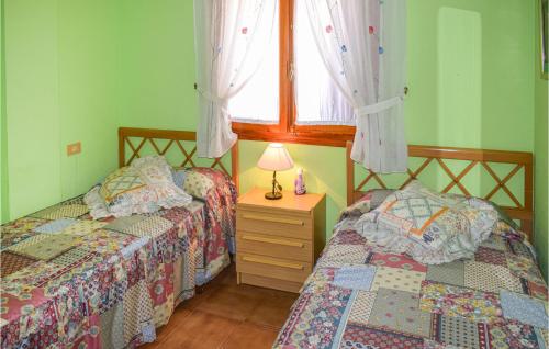 1 Schlafzimmer mit 2 Betten und einem Fenster in der Unterkunft Lo Pagan in Lo Pagán