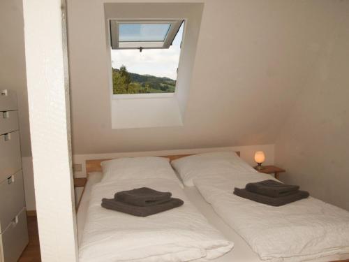 1 dormitorio con 2 camas y ventana en Ferienwohnungen Stegen, en Stegen