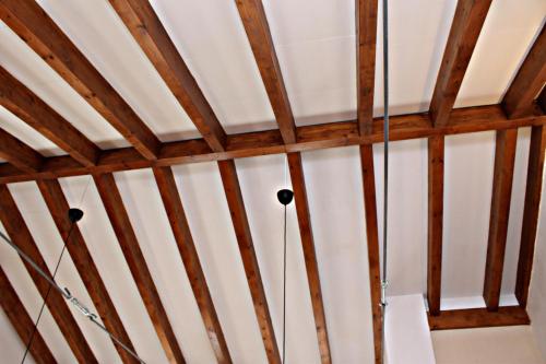 a ceiling in a room with wooden beams at Casa Rural Rectoría de Raspay in Raspay