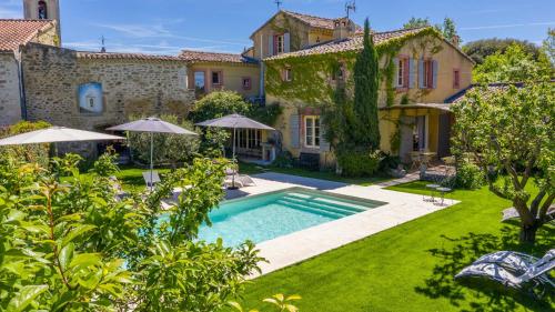 una vista exterior de una villa con piscina en La Demeure de Cybèle - Gite de charme pour 10 personnes en Drôme Provencçale, en Colonzelle