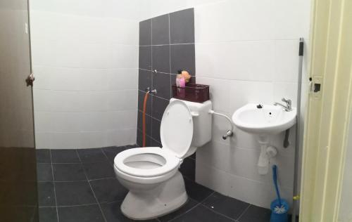A bathroom at Zumara Homestay Jerantut Pahang