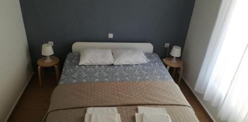 ein kleines Schlafzimmer mit einem Bett und zwei Nachttischen in der Unterkunft Apartment Nano-maris in Novalja