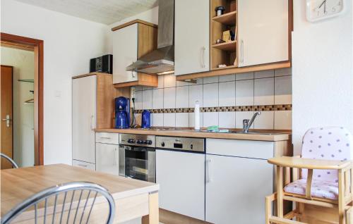 Dapur atau dapur kecil di Cozy Apartment In Wurster Nordseeküste