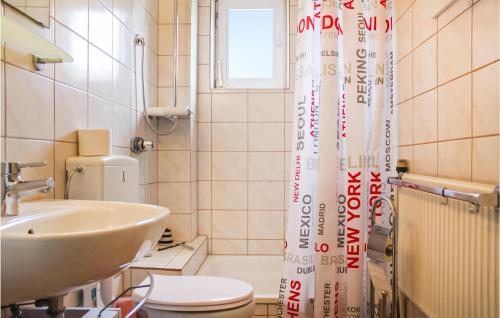 Bilik mandi di Cozy Apartment In Wurster Nordseeküste