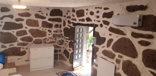 a kitchen with a fake giraffe wall at Casa Bento Teixeira in Belmonte