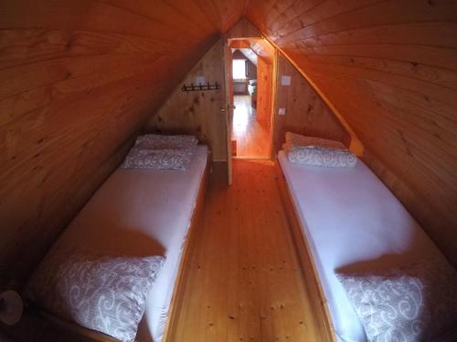 an overhead view of two beds in a wooden cabin at Medeni sat Mecavnik in Mokra Gora