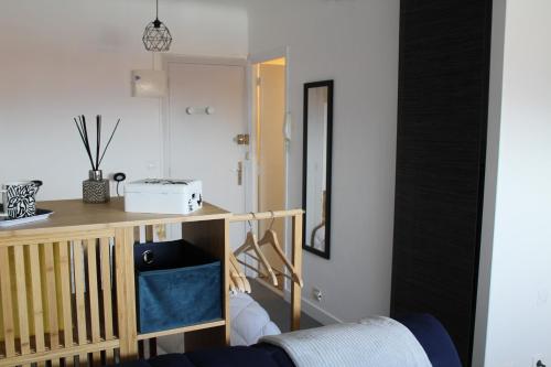 - un salon avec une table et un miroir dans l'établissement Studio hyper centre avec vue sur les Pyrénées, à Saint-Jean-de-Luz