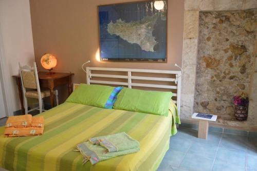 シラクーサにあるB&B Spiraglioのベッドルーム1室(緑と黄色のシーツが備わるベッド1台付)