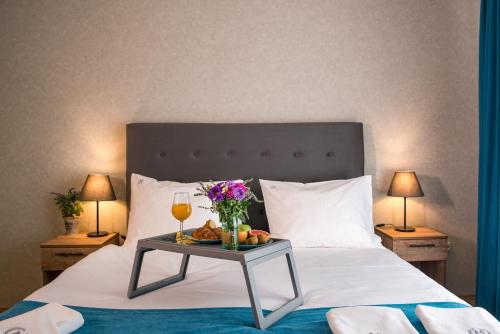 Una cama o camas en una habitación de Magellan Family Lux Apartments Novi Sad