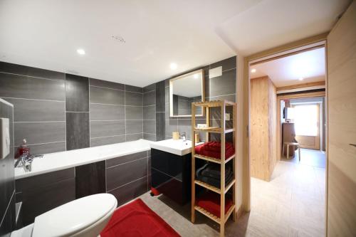 uma casa de banho com um WC branco e um lavatório. em Les chalots de Gérardmer, Chambre d'Hôtes em Gérardmer