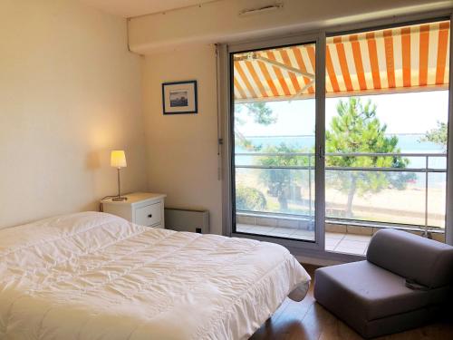 une chambre avec un lit et une grande fenêtre dans l'établissement C213 Appartement Vue Mer Terrasse, Parking, à Arcachon