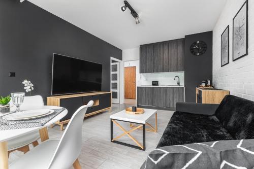 Televízia a/alebo spoločenská miestnosť v ubytovaní Apartamenty Solny Brzeg by Renters Prestige