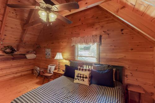 a bedroom with a bed in a log cabin at Bear Climbing Getaway in Pigeon Forge