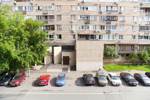 モスクワにあるOblaka Hotelの建物の前に車を停めた駐車場