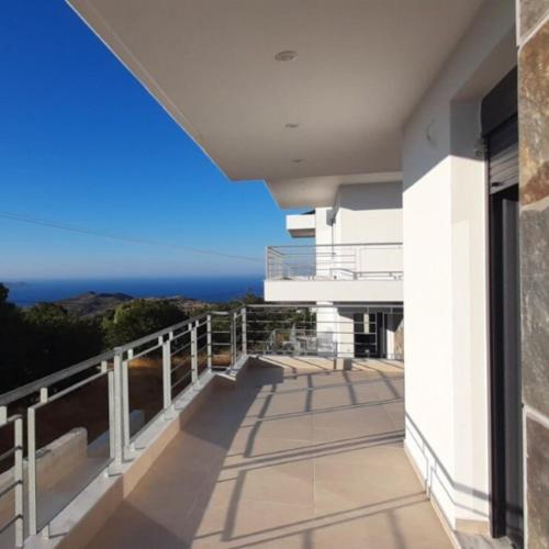 a balcony with a view of the ocean at Oktonia apartments-Evia in Oktonía