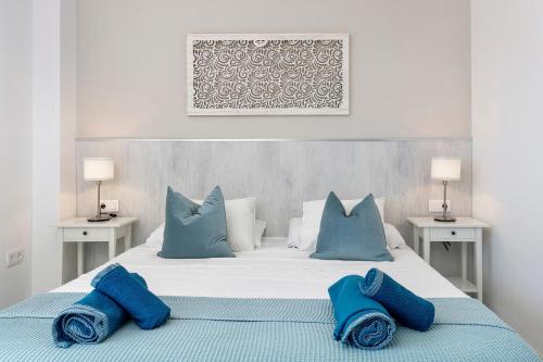 Un dormitorio con una cama con almohadas azules. en Stunning apartment metres from the beach - RDR222, en Marbella