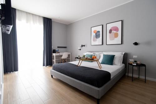 ein Schlafzimmer mit einem Bett und einem Tisch darauf in der Unterkunft Il Pumo - Apulian Rooms Bari Piazza Moro in Bari