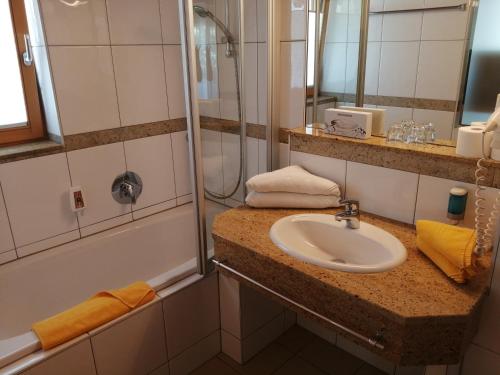 Bilik mandi di Hotel Enzian