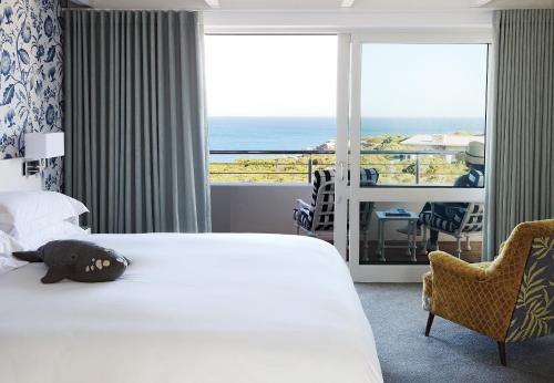 ein Hotelzimmer mit einem Bett und Meerblick in der Unterkunft One Marine Drive Boutique Hotel & Spa by The Living Journey Collection in Hermanus