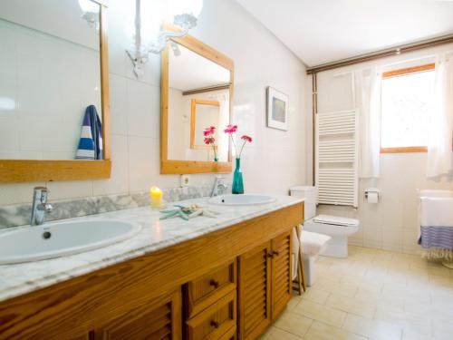 Ванная комната в Villa Camila para 7 junto a playa de Sant Pere
