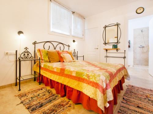 Schlafzimmer mit einem Bett und einem Spiegel in der Unterkunft Apartment Oiza Sand Castle 15 at Alcudia Beach, WIFI and aircon in Alcúdia