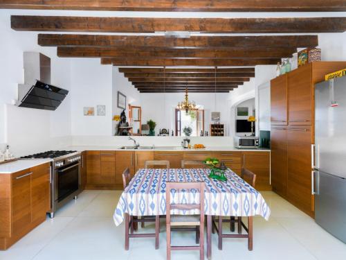Virtuve vai virtuves zona naktsmītnē Villa Finca Garrafa para 6 con piscina en Port d'Andratx