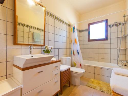 Phòng tắm tại Villa Can Coll de Sencelles, Sa Vileta pool and views