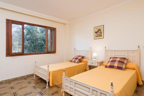 Posteľ alebo postele v izbe v ubytovaní Villa Can Salom, villa for 8 at Mal Pas Beach