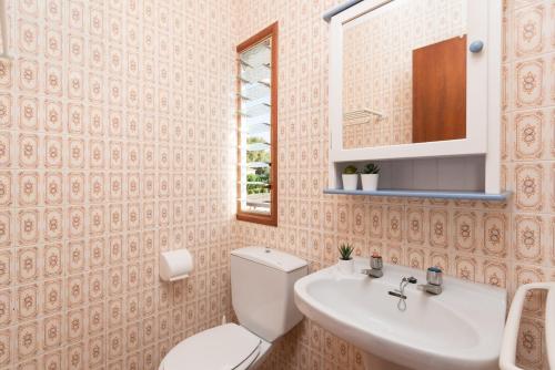 A bathroom at Villa Can Salom, villa for 8 at Mal Pas Beach