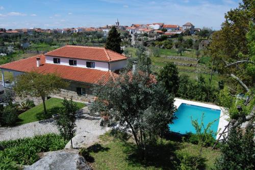 een luchtzicht op een huis met een zwembad bij Quinta das Murteiras in Póvoa de Midões