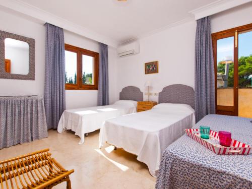 سرير أو أسرّة في غرفة في Villa Tita de Manresa, con jardines y vista mar