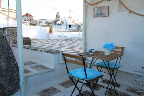 un piccolo tavolo e sedie seduti su un patio di AcquaMarina a Monopoli