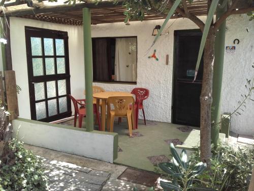 un patio con mesa y sillas en una casa en Casa Santa María, en La Paloma