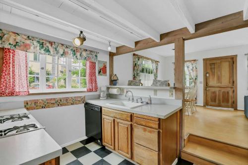 uma cozinha com um lavatório e um fogão em 1106 Park Avenue em Newport Beach